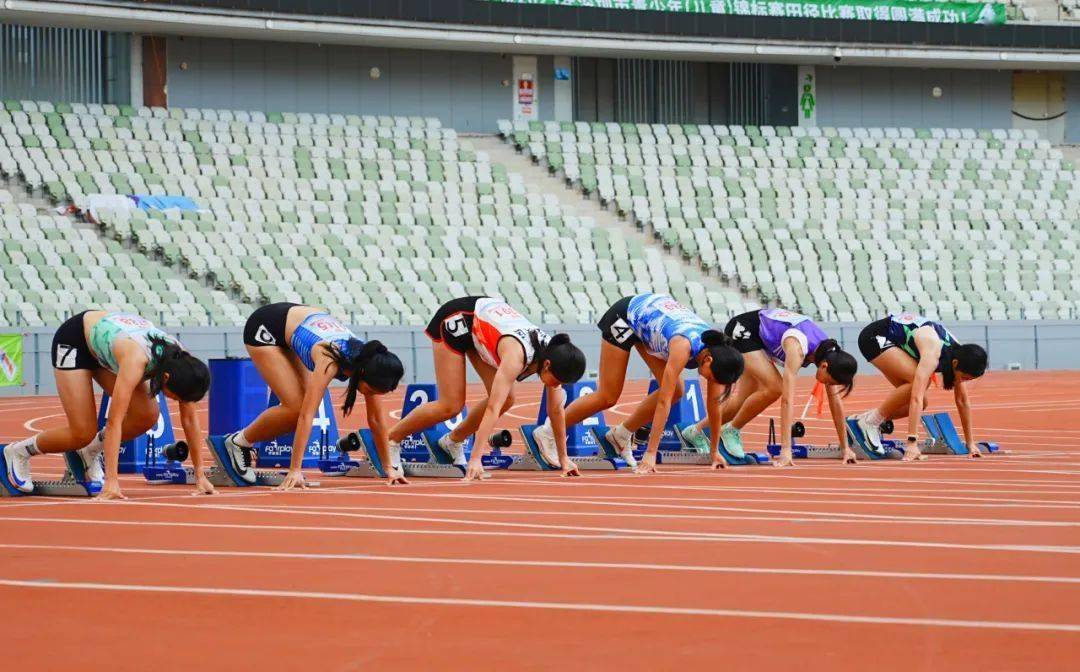 赛场上阵容强大，激烈比拼吸引目光