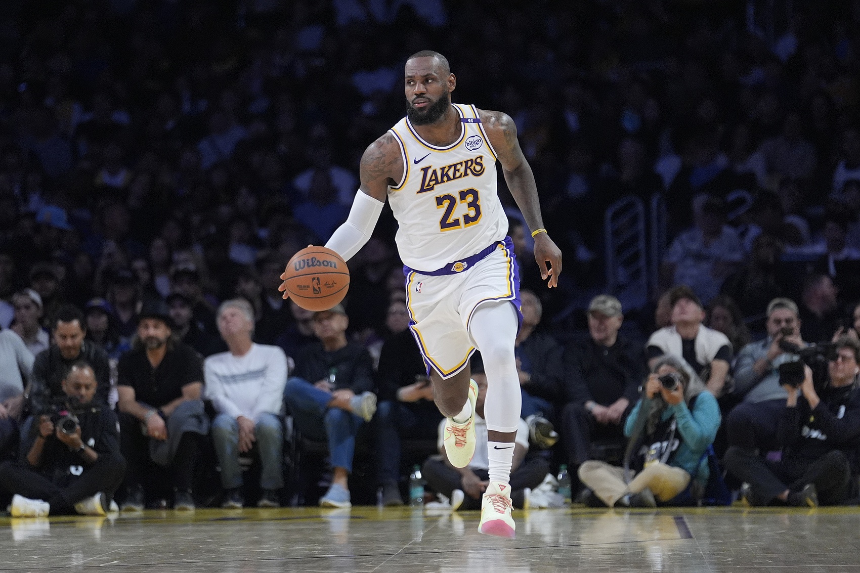 北京队横扫灰熊，詹姆斯关键制胜