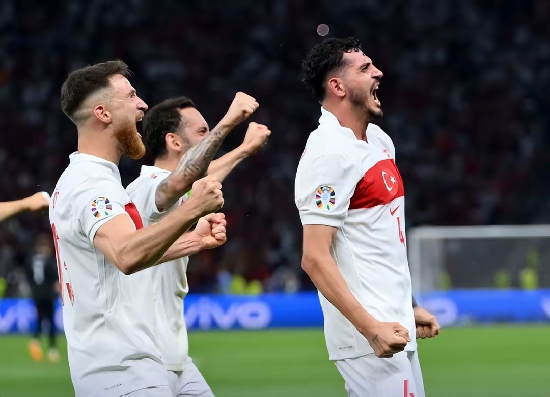 荷兰战胜土耳其，争取夺得小组第一