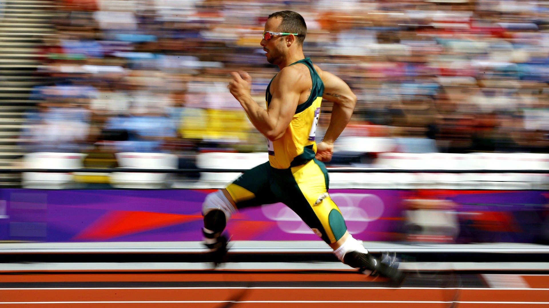 赛道上的无声宣言，阿拉巴用实力点亮F1年度争冠之夜