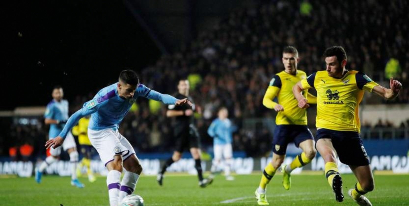 足球场上激情燃烧，双雄对决，谁能乘胜追击取得胜利？