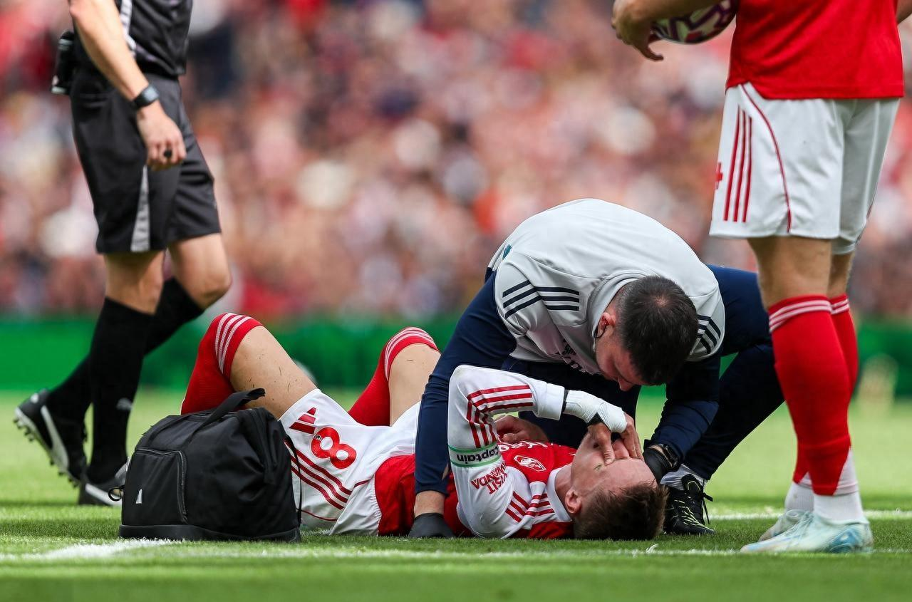 足球场上激情燃烧，双雄对决，谁能乘胜追击取得胜利？